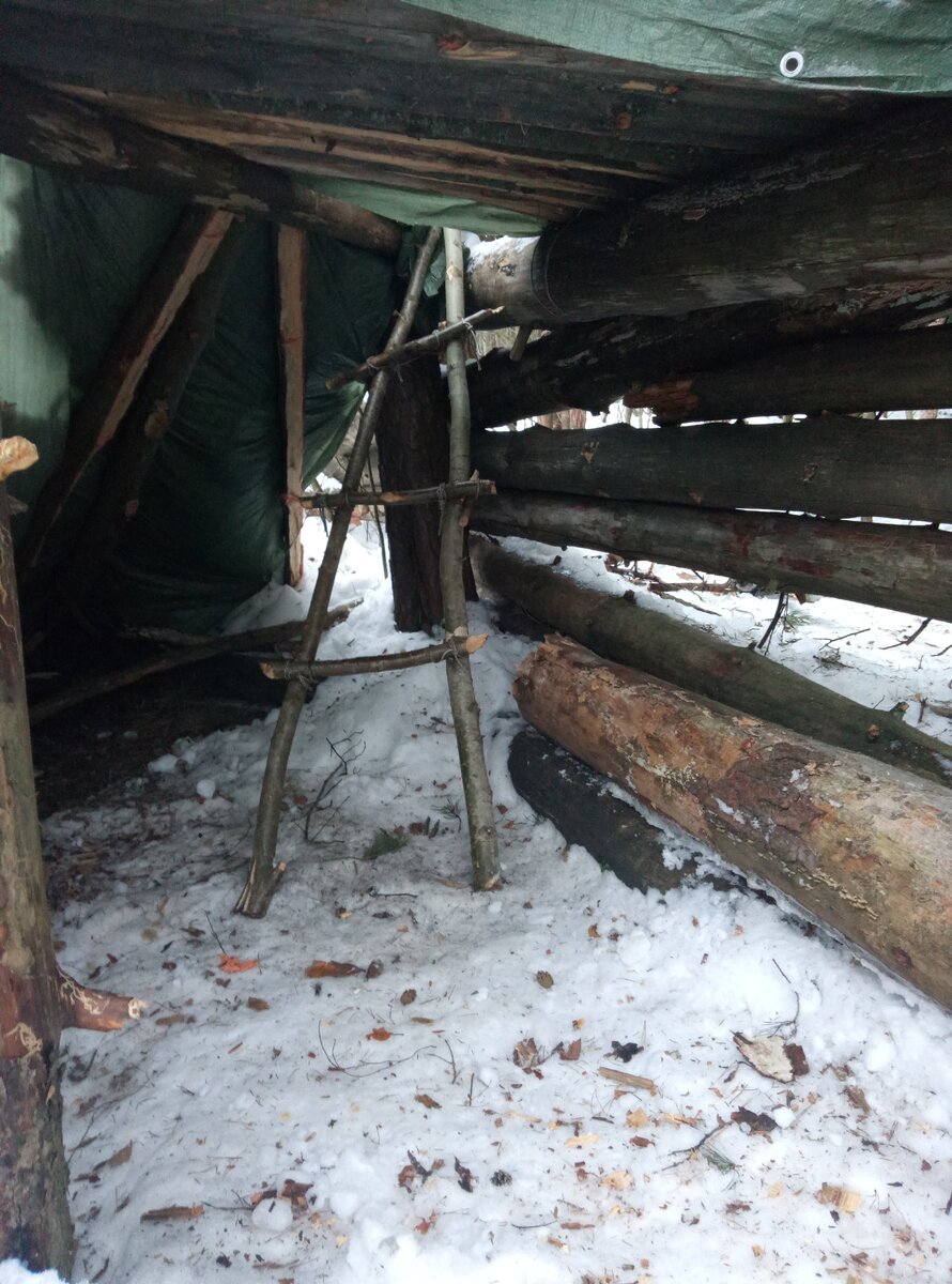 Внутри немного места, но посидеть на сухом бревнышке и переждать непогоду можно, правда чаще дети залезают на второй этаж.