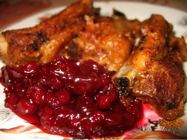 ребрышки в брусничном соусе.