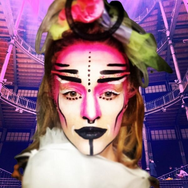 На сцене Аджа выглядит примерно так и это самый безобидный образ