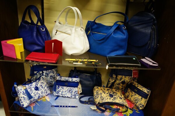 Сумки в туристической магазине по 200 евро, зато красивые.