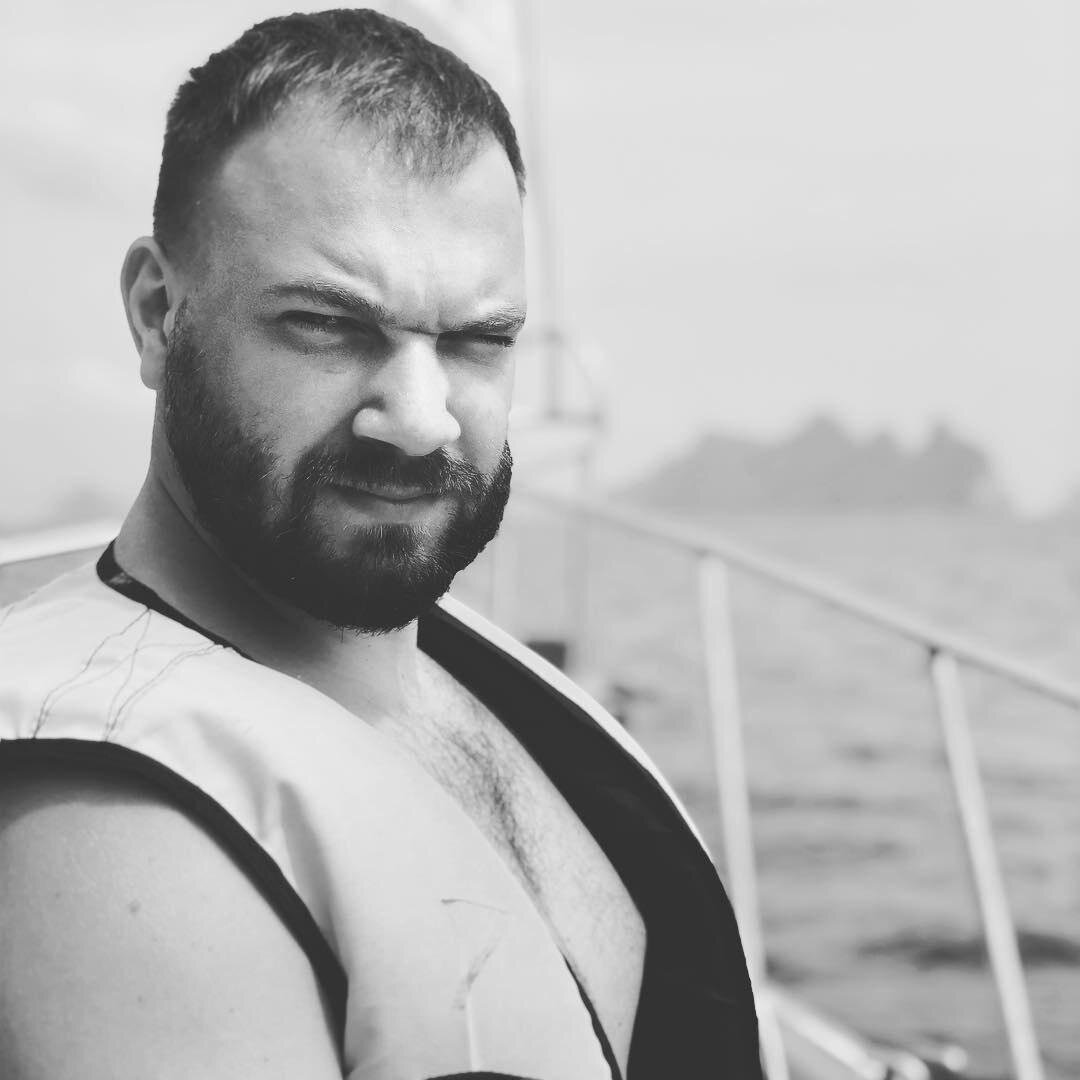 Вот это красивый парень и борода.