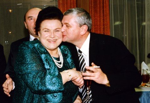 Замуж Людмила Зыкина вышла в 1951, когда ей было 22 года. Первым мужем певицы был Владлен Позднов – инженер автомобильного завода им. Лихачева. Люда в те годы работала в русском народном хоре им.-4