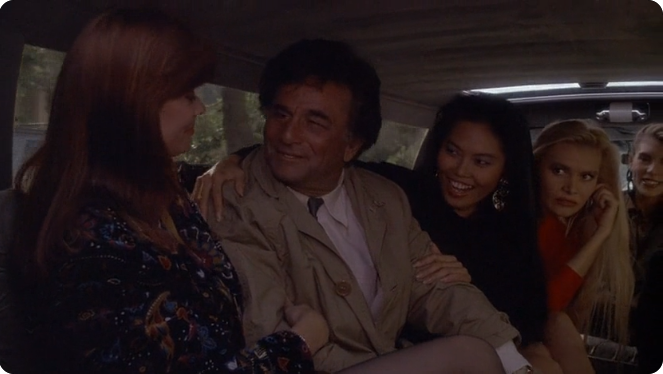 Кадр из сериала "Коломбо". Коломбо не избегает неловких ситуаций - дамы шокированы его внешним видом, но некоторые находят его забавным.