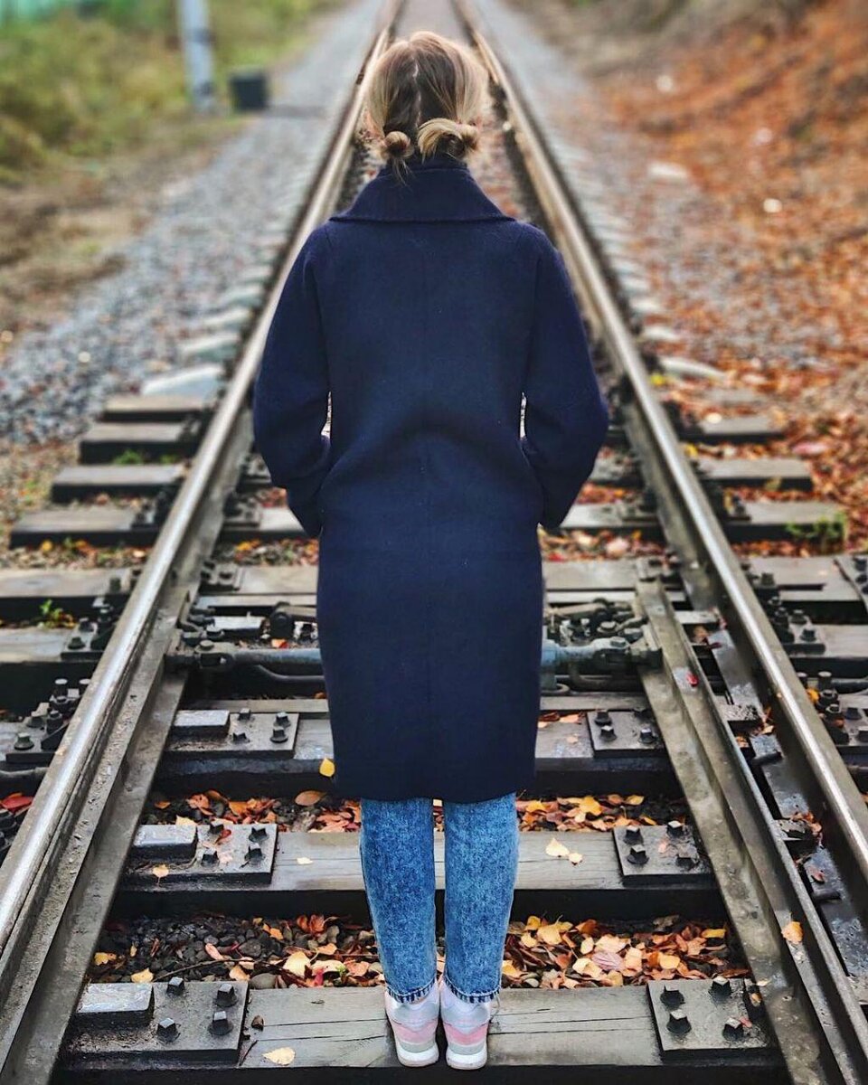 Прямой крой подчеркивает хрупкость фигуры