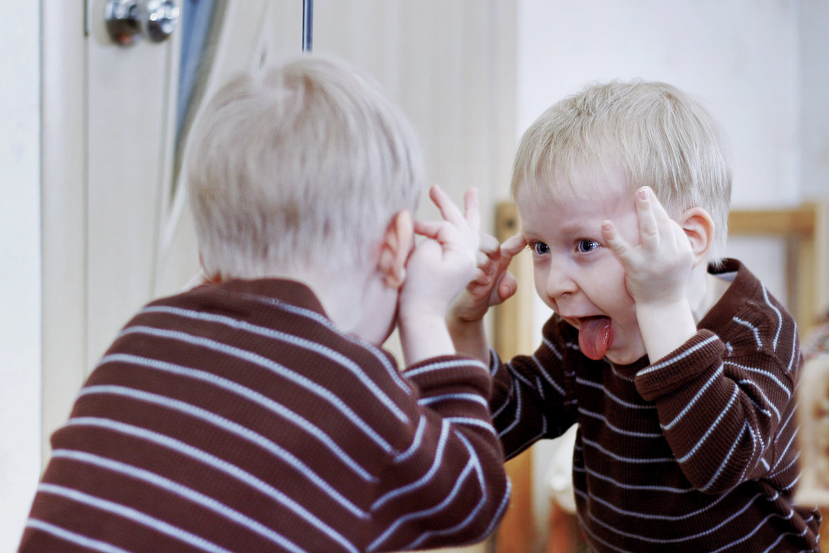 Малышу понравилось, как изменилось лицо, украшенное улыбкой, и он начал улыбаться на разные лады, а потом, когда это ему надоело, кроить рожи – то смешные, то глупые, то воинственные, как у дикарей из телевизора. 