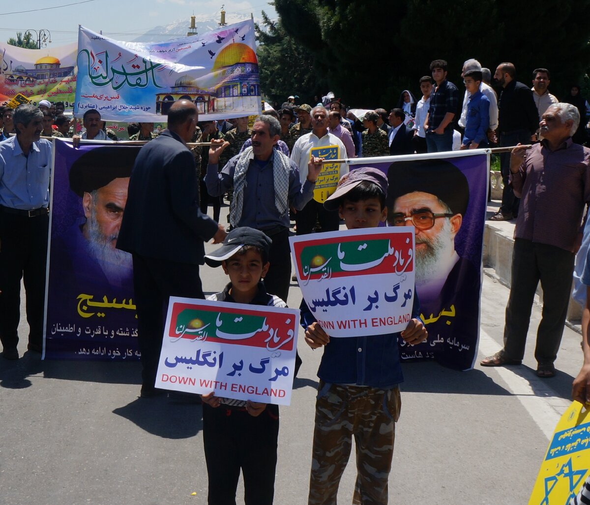 Юные луры против политики Великобритании.