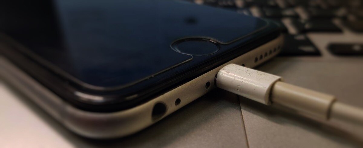 Просто фото, с повидавшим все поколения iPhone lighting-кабелем.