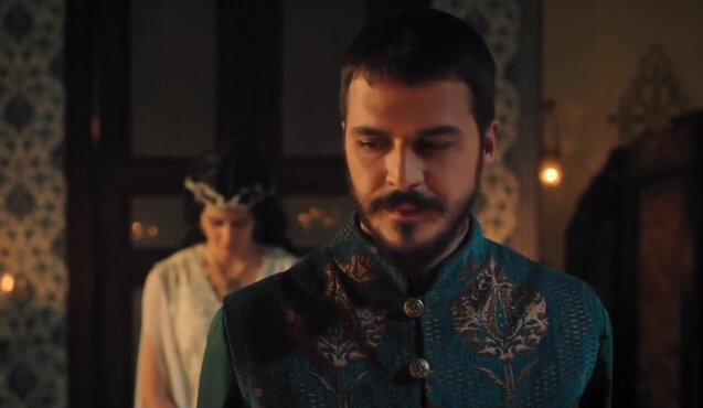 Мустафа поворачивается