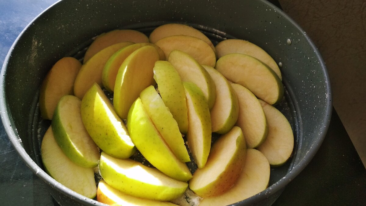 Яблочные дольки лучше положить плашмя