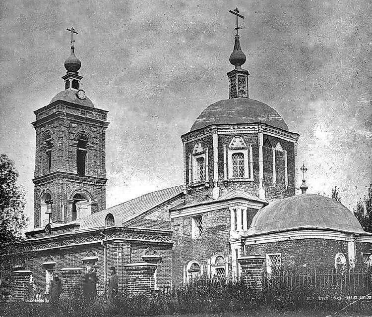 Храм Покрова Пресвятой Богородицы на Городне, фото предположительно 1901-1908 года. На фото - священник отец Николай Виноградов, дьякон, псаломщик Сергей Викторов. В 1896 году к Храму был пристроен южный придел Николая Чудотворца. В 1898 году у Храма построили новую колокольню. В 1901 году у колокольни надстроили еще один ярус. В 1907 году в самом селе священником И. Боголеповым была открыта церковно-приходская школа. Здание для нее выстроили в 1908 году на местные средства и при помощи крестьян, помогло и Кирилло-Мефодиевское общество, выделившее 500 руб. В школе обучалось до 40 детей. В 1879 году в Покровских выселках как селении, наиболее центрально расположенном в окружающем районе, земством было открыто училище. Было нанято одноэтажное деревянное помещение, очень холодное и душное. Попечителем его стал крестьянин деревни Аннино И. И. Драгунов, земский гласный. Училище обслуживало село Покровское, Покровские выселки, Красное, Бирюлево и Аннино.

