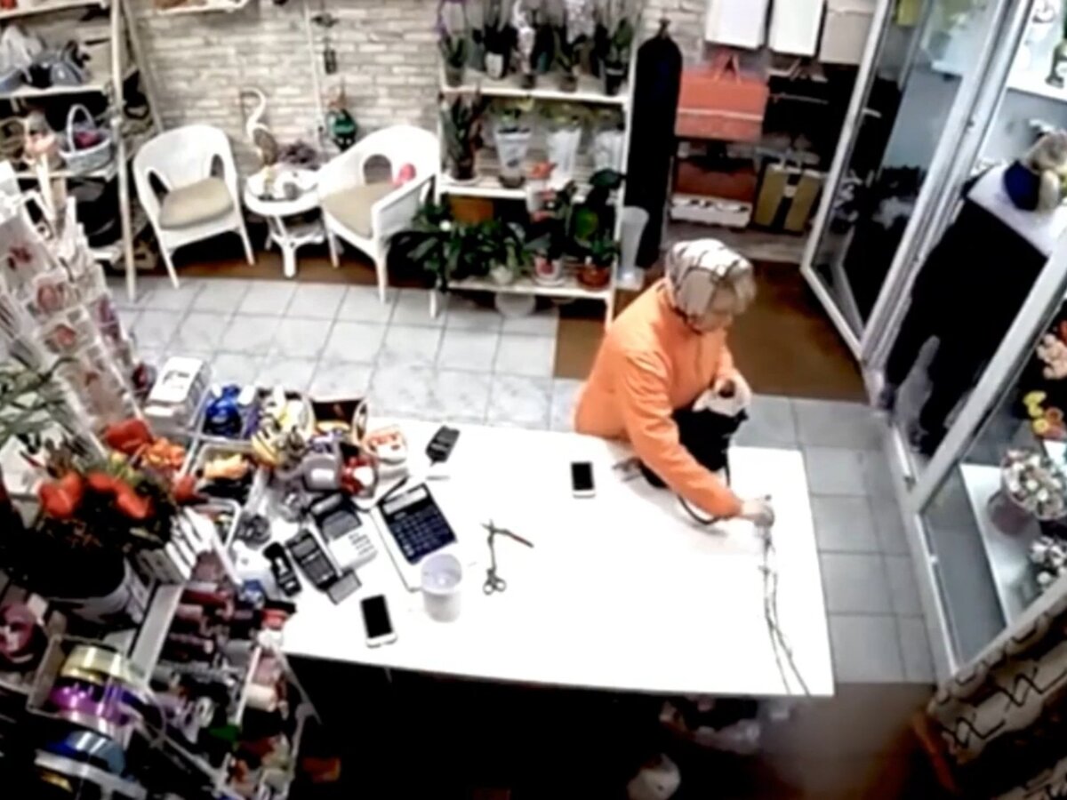 Фото из видео с камер наблюдения в магазине