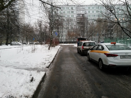 Дорожка дворовой территории, по которой несся Гелендваген непосредственно до совершения маневра левого поворота и столкновения с пешеходом на пешеходном переходе.