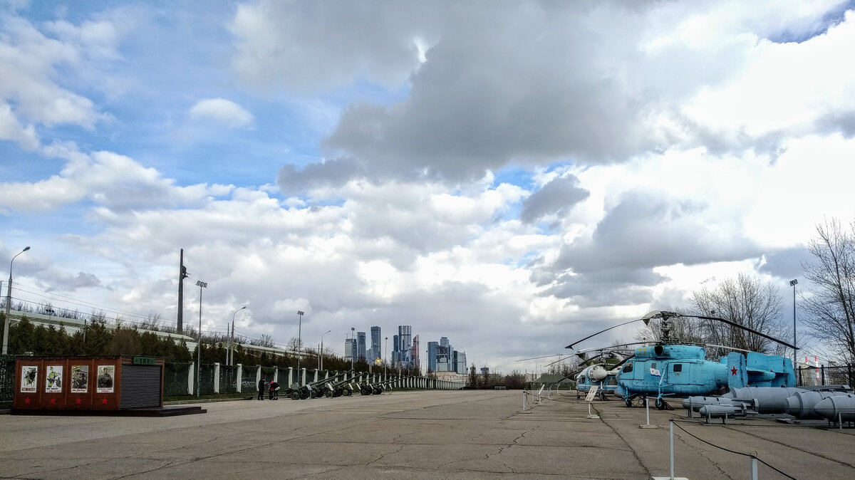 Площадка около 2 га закатана в асфальт. Вдали виднеется Москва-Сити. 