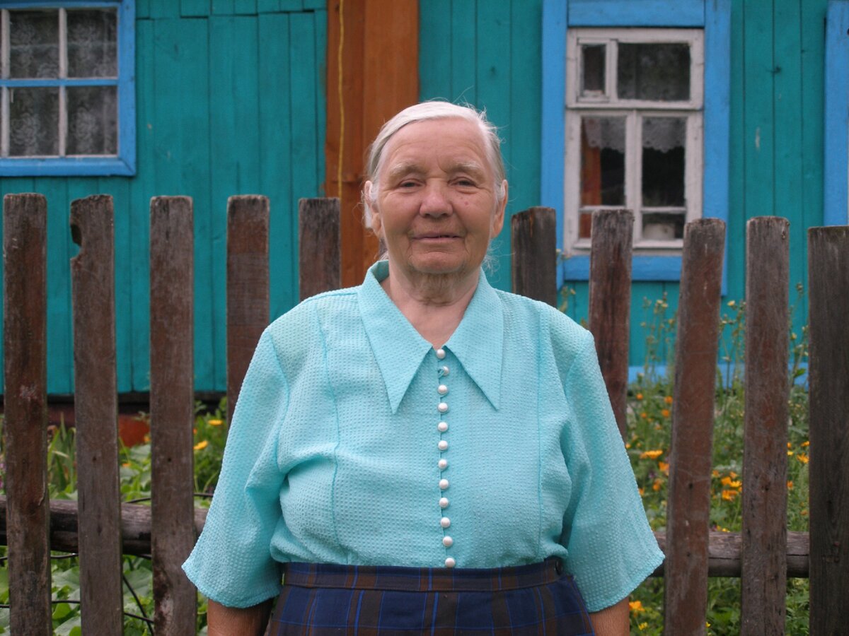 На фото моя бабушка. Она уже давно живет в городе и считает городскую квартиру своим заточением. Но в деревню ей никак нельзя... 