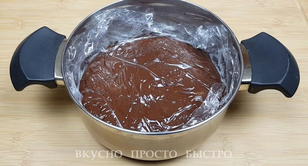 Пошаговый рецепт, как просто приготовить Шоколадный крем без яиц и молочных продуктов. Крем получается очень вкусным, нежным, лёгким, воздушным, в меру сладким.-8