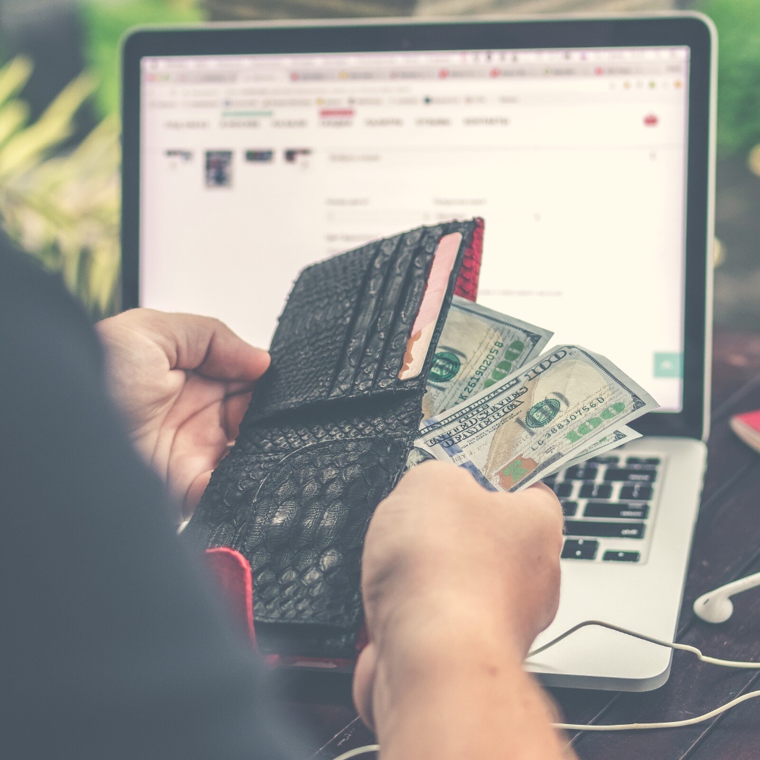 Имея опыт можно и покупать уже работающие группы для себя или работать администратором и раскручивать их за деньги