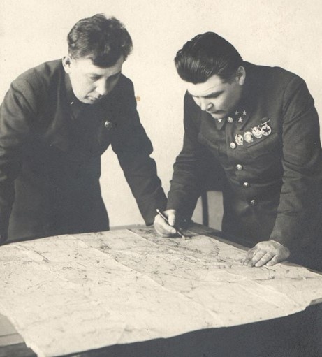 Малиновский и Ларин за картой, зима 1941 года