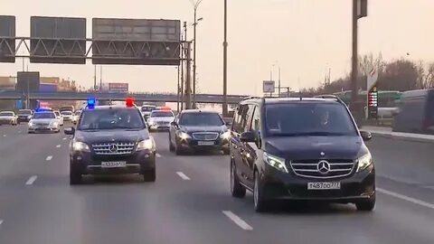 Поездку патриарха по Москве транслировали по федеральным каналам, в том числе по «Cпасу» (принадлежит РПЦ) и «России 24». Кирилл ехал в чёрном Mercedes, в котором его не было видно, а сопровождали его автомобили с мигалками и полицейские.
Источник https://tjournal.ru/news/156082-patriarh-kirill-proehal-po-moskve-s-ikonoy-protiv-koronavirusa-kak-eto-vyglyadelo
