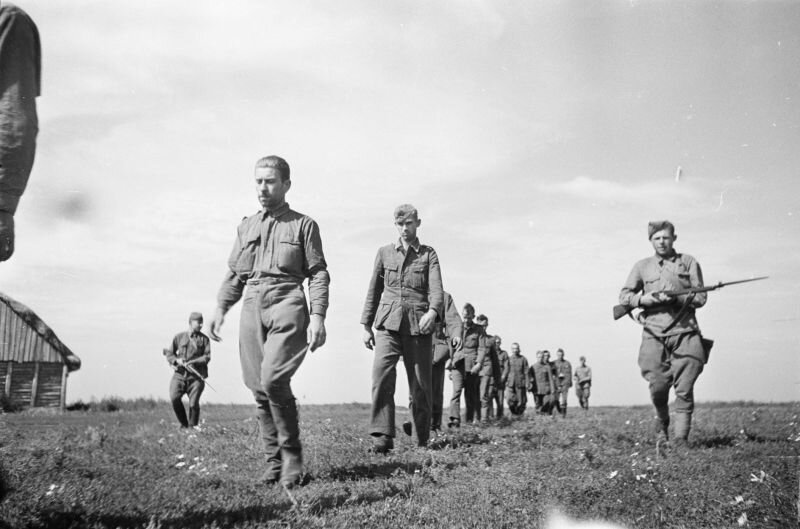 Фото с сайта: waralbum.ru .  Автор: Семен Фридлянд.  Время съемки: 1942. Немецкие пленные солдаты, захваченные южнее Воронежа под конвоем красноармейцев.