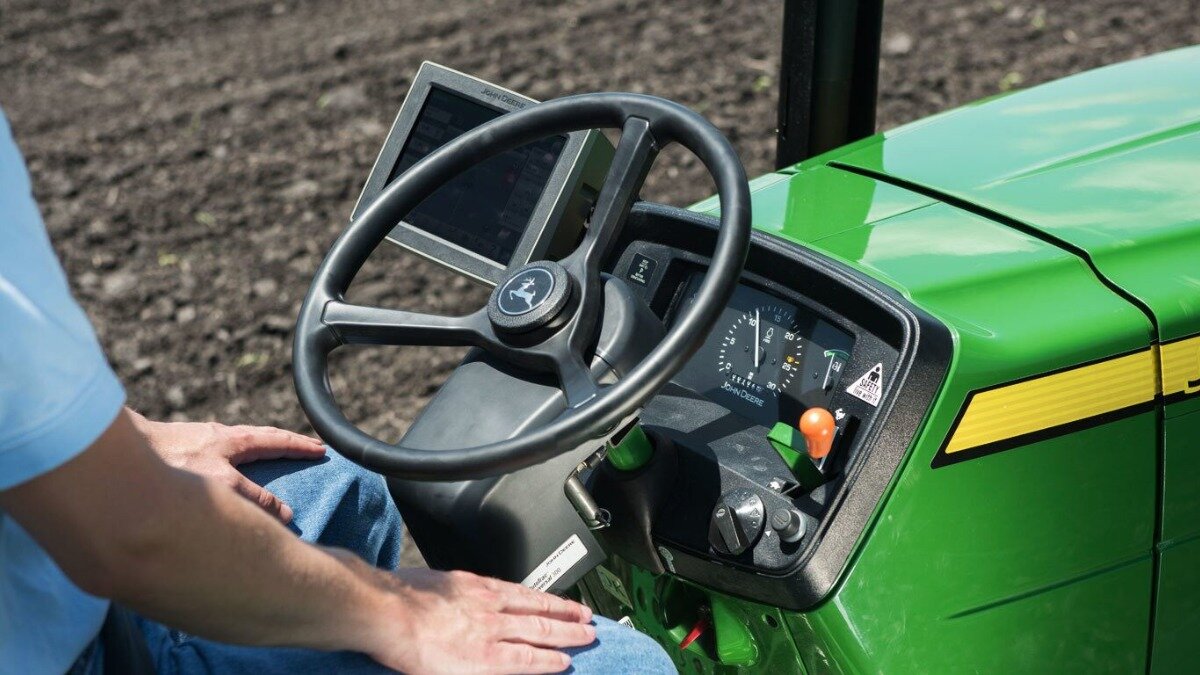 Фото:deere.com Система подруливания AutoTrac Universal 300