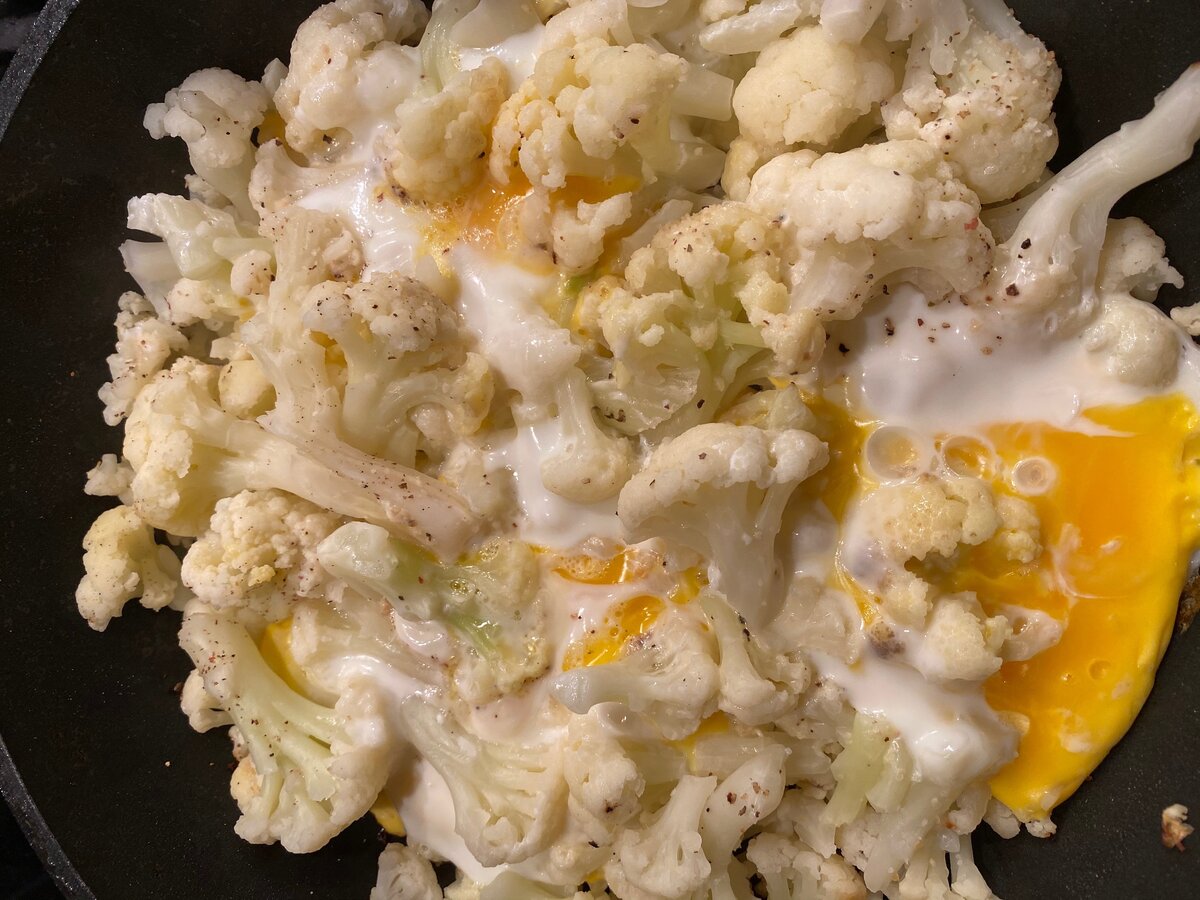 Отличный вариант для обеда или ужина: цветная капуста, специи и яйца 😋