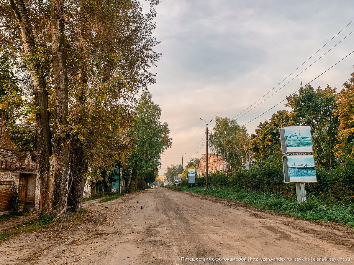 Заглянула в подворотню в Калязине и обнаружила там странную маленькую звонницу среди хлама