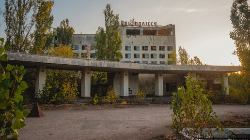 Центр Чернобыльской зоны - город Припять. Главная площадь пустая, а в квартирах никто не живет 34 года. Прогуляемся?