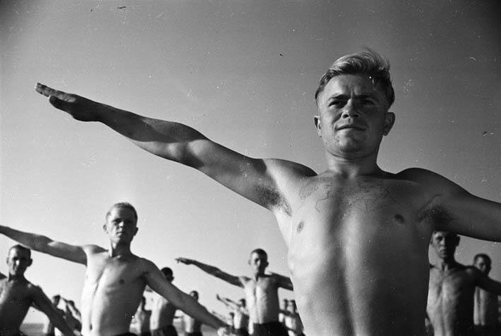 Зарядка
Аркадий Шайхет, 1932 год, Украинская ССР, г. Николаев, МАММ/МДФ.