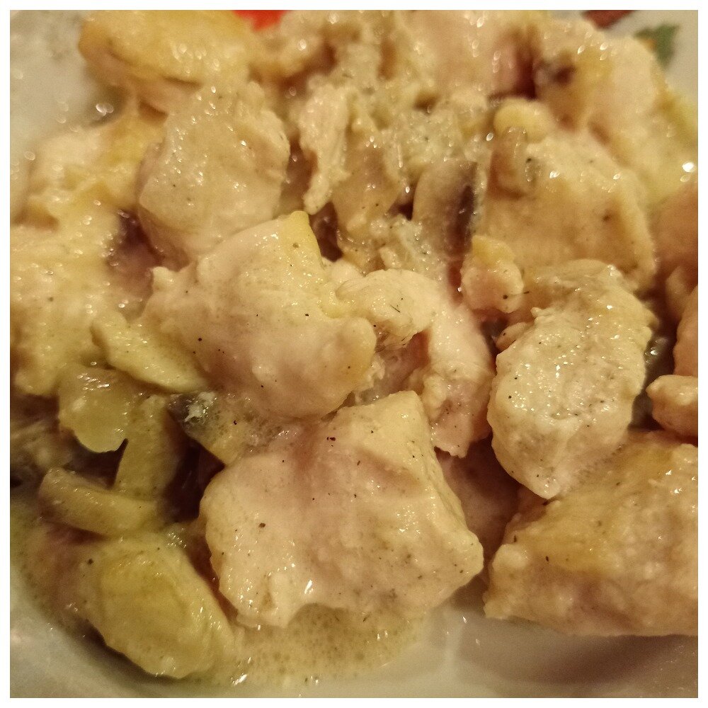 Жюльен с курицей и грибами на сковороде. 