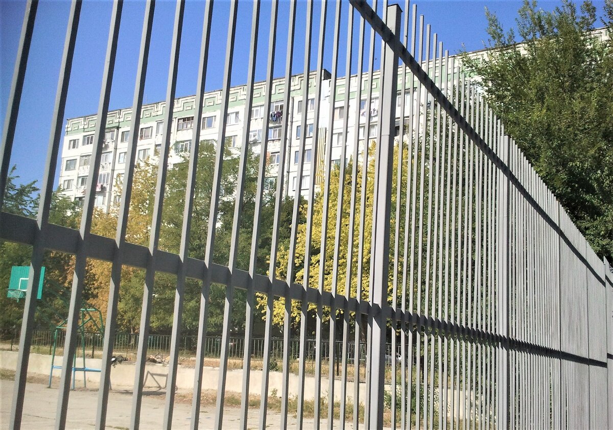 Забор школы и наш дом