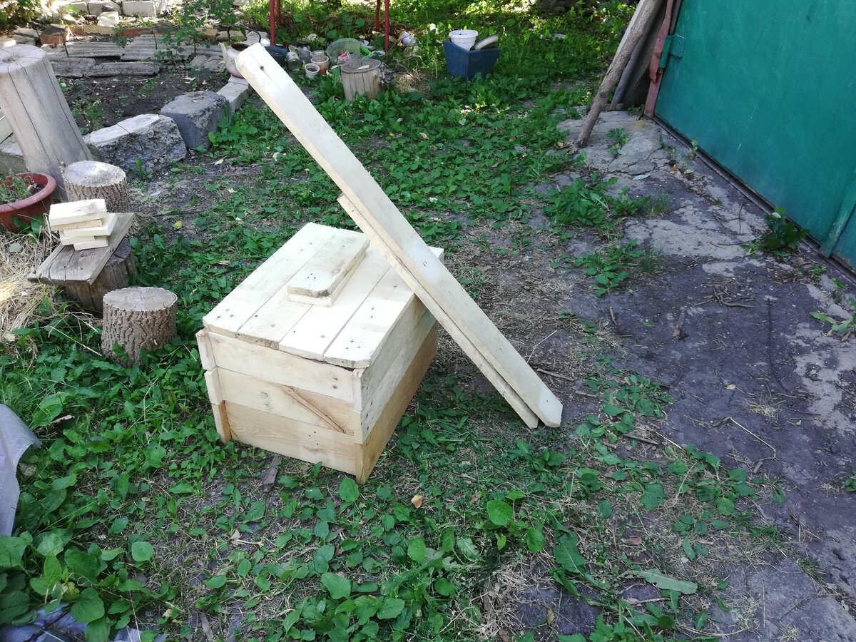 делать выступ (боковые стенки заходят за переднюю и заднюю) не обязательно