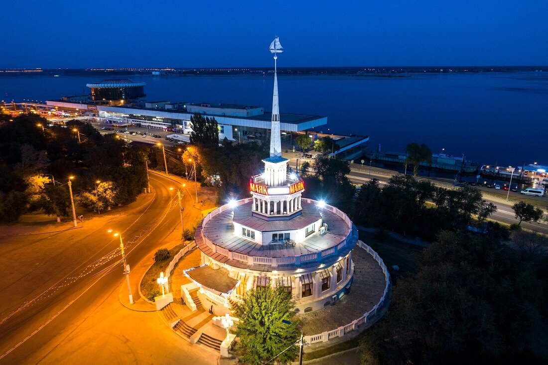 Волгоград википедия. Ресторан Маяк Волгоград. Ресторан Маяк Волгоград ночью. Маяк ресторан Волгоград сверху. Маяк Волгоград на набережной.