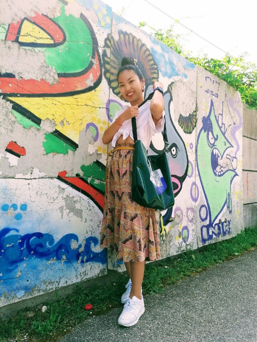 Например, эту юбку я носила где-то 2 месяца, потом сдала ее обратно в секонд. Короче, зря покупала.