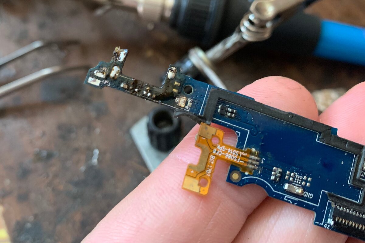 Под разъемом контактов практически не осталось, их я залудил для лучшего припаивания.