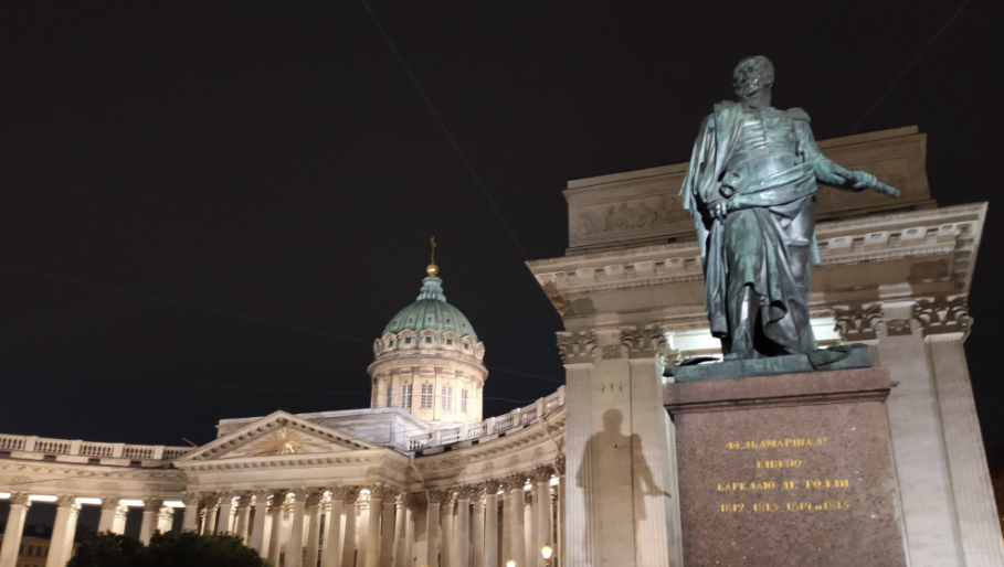 Мемориал полководца у Казанского Собора. Фото автора