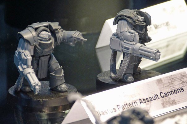 Терминаторы с пушками. Даже ленты видно!