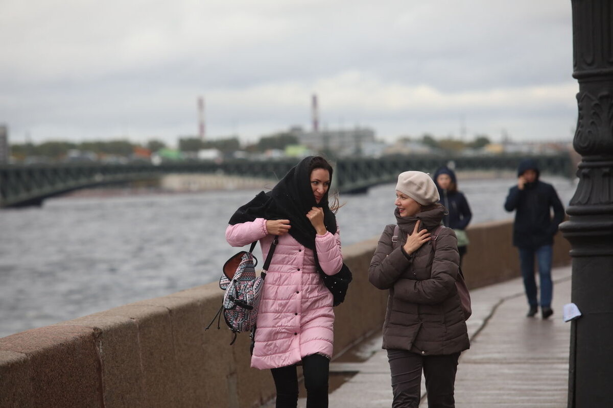 Погода 2 мая санкт петербург. В Петербурге похолодает. Одет в Питере. Холодный Петербург.