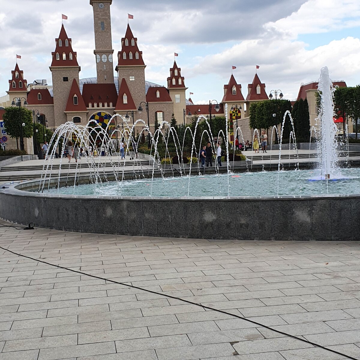 Симпатичный фонтанчик перед входом в парк