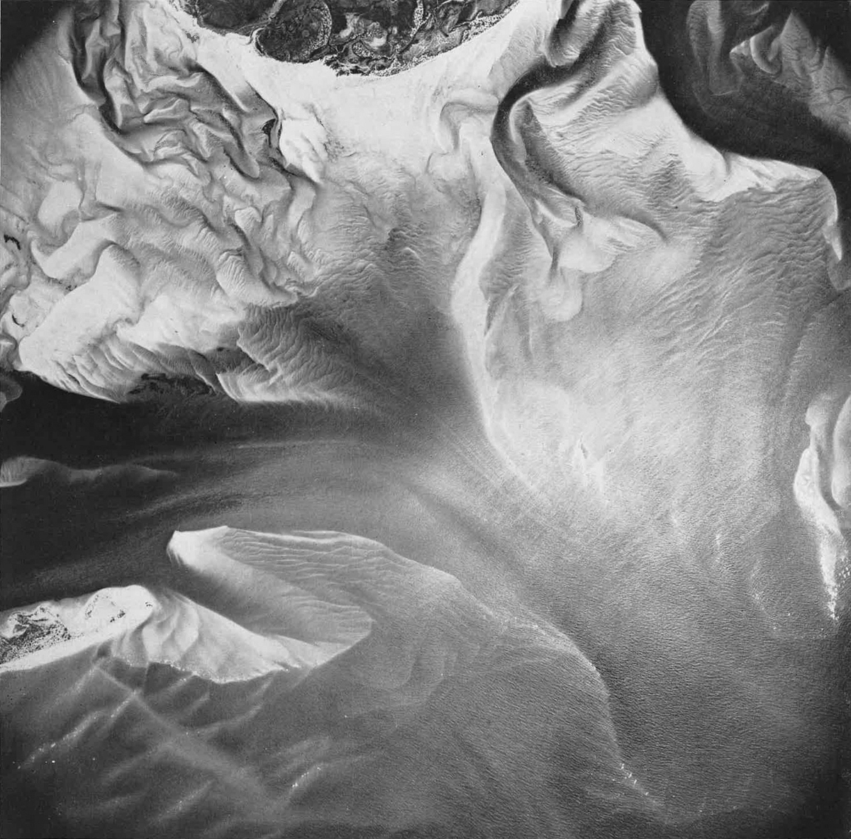 Извилистые контуры, холмистого океанского дна напоминают замысловатую картину в стиле барокко. Снимок сделан с высоты пяти километров над поверхностью воды