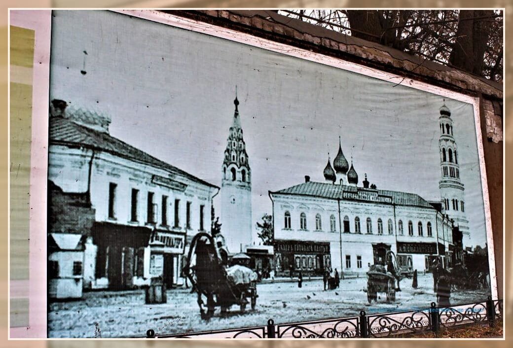 Плакат "Старое Иваново" на площади Революции.