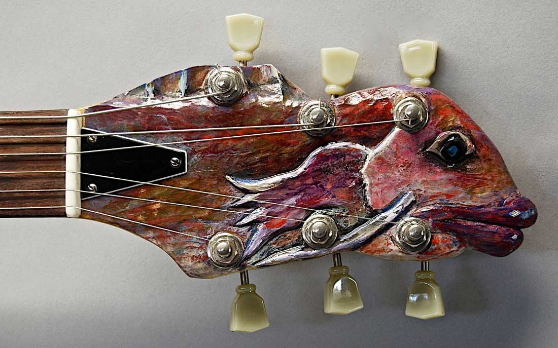 Фото с сайта изготовителя данных гитар, fishguitar.com