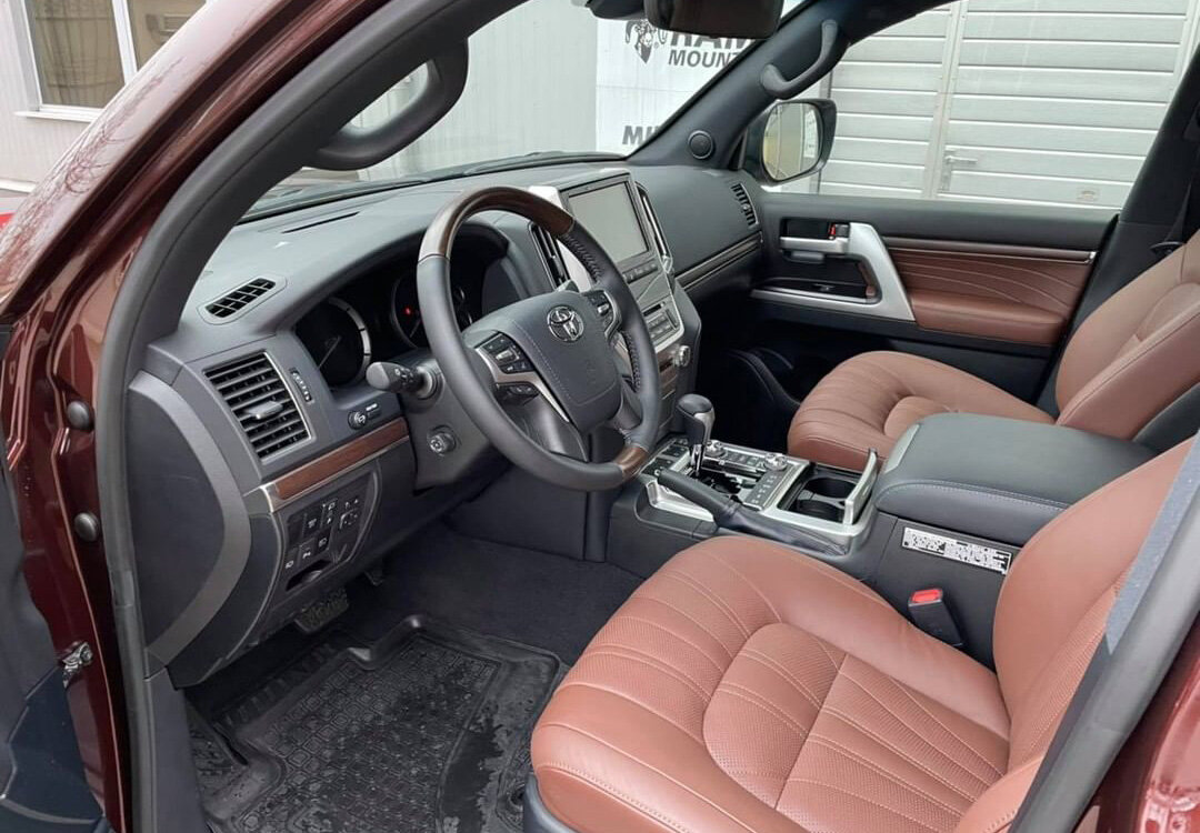 Салон Toyota Land Cruiser 200, фото: njcar.ru