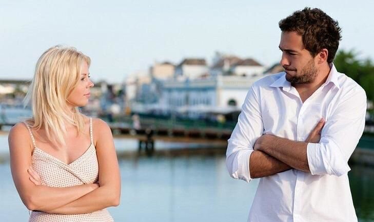 
В  парных отношениях желания партнера иногда принимаются за капризы. Вон,  мол, чего ей хочется.. Мне отчет дописывать, а ей на велосипеде  кататься! Когда каждый из вредности начинает тянуть одеяло на себя, тут  не найти общего знаменателя. Особенно в историях, которые уже отягощены  грузом претензий и неоправданных ожиданий. Однако вероятность  достучаться друг до друга заметно увеличивается, когда мы переходим на  "язык потребностей".