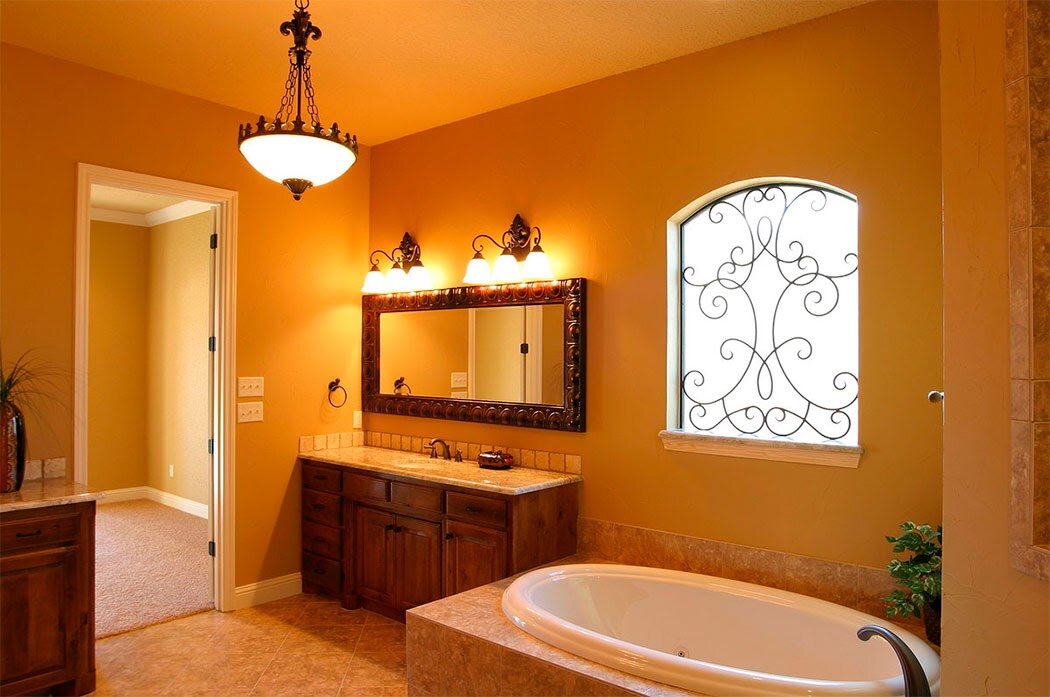  При помощи освещения можно выделить зону зеркала в ванной
 