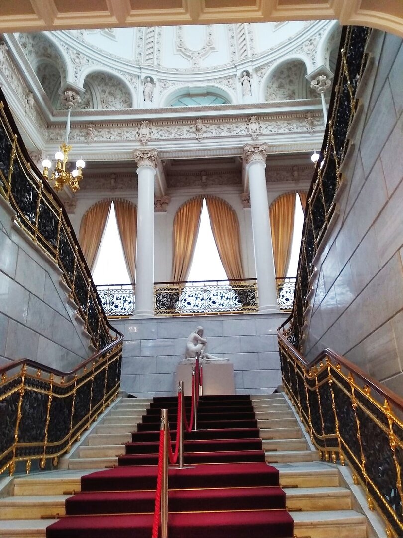 Парадная лестница. Фото автора.