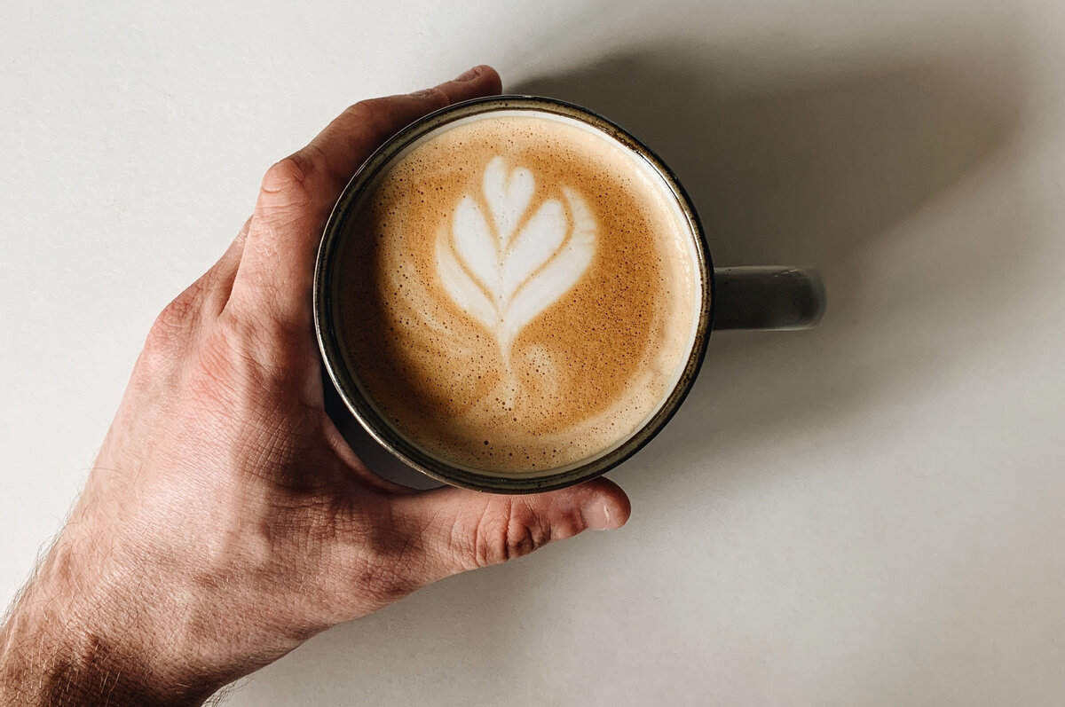 Приготовить дома вкусную чашку кофе вполне реально. Обычно я завариваю во френч-прессе, и кстати, в нем же можно взбить молоко для капучино