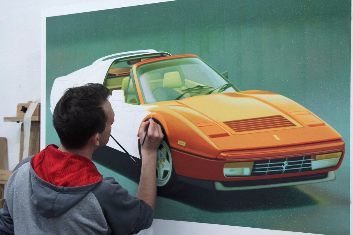 Дмитрий Чухнин в процессе написания картины "Турбо №76. Ferrari GTS Turbo"