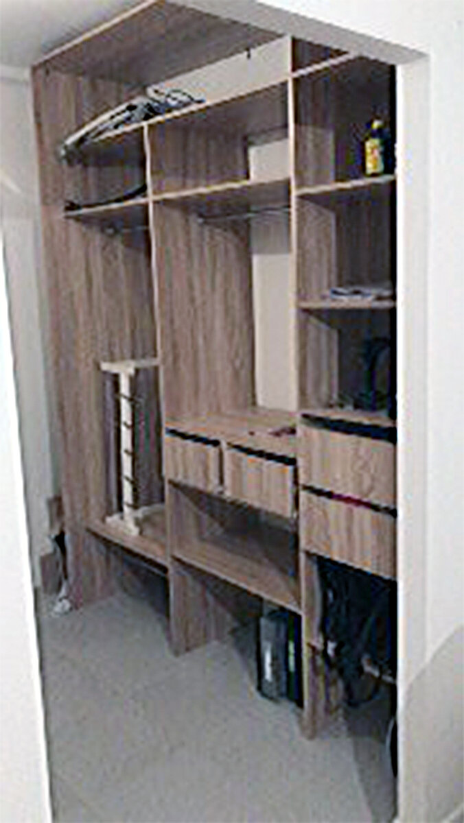 Шкаф 2500х2600 мм и стелаж на балкон. 

Прошу прощения за качество фотографий.