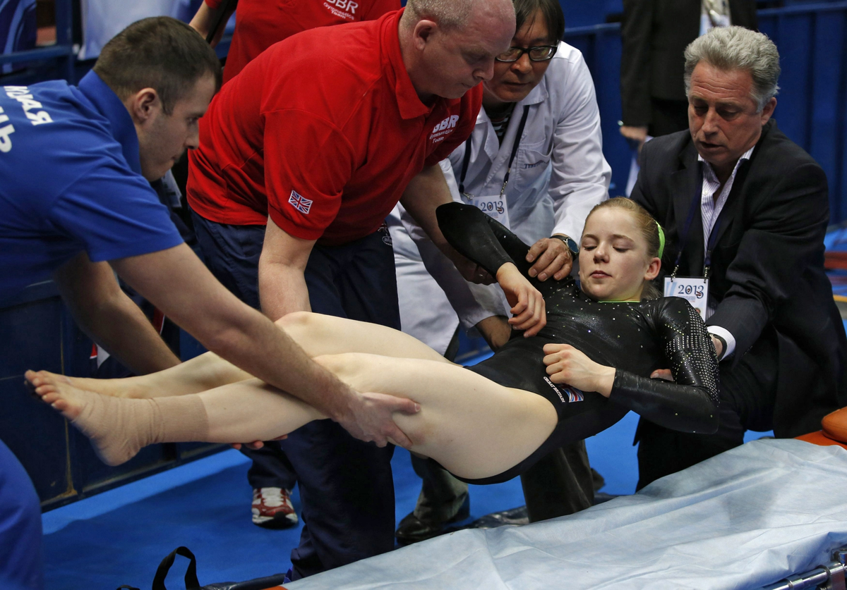 Тренер и спортсменка. Алия Мустафина травма. Травмы в спортивной гимнастике. Травмы в художественной гимнастике.