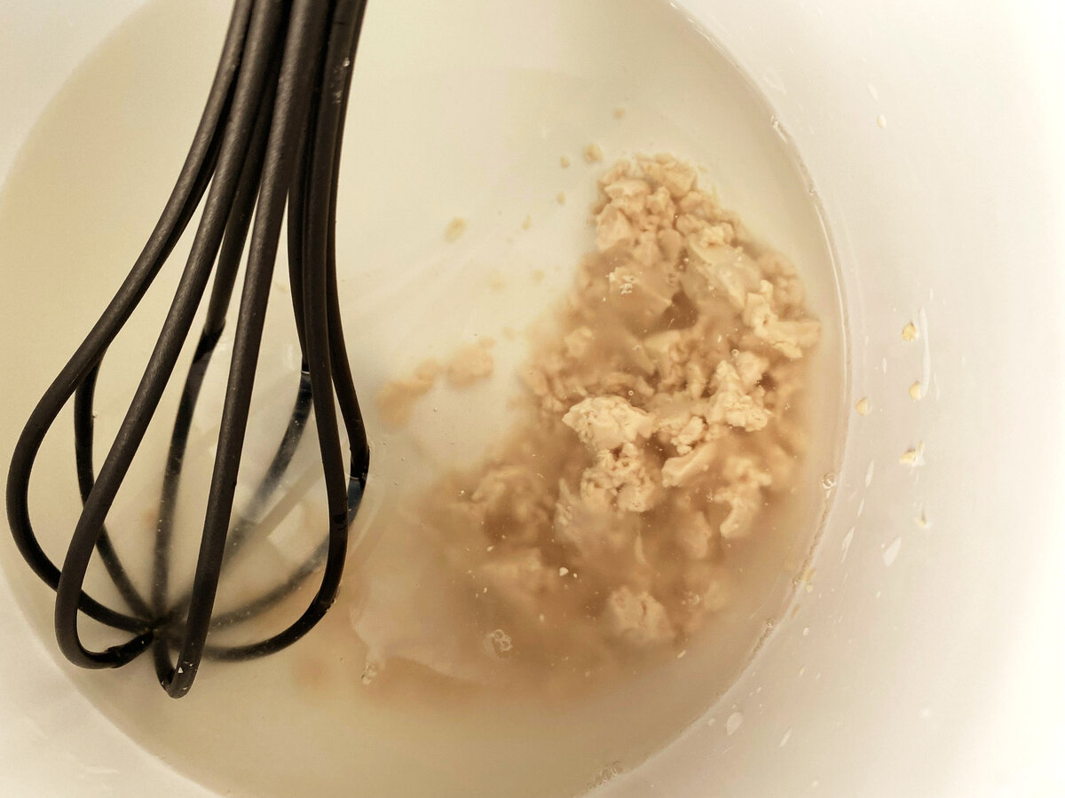 В воду добавлены дрожжи и сахар